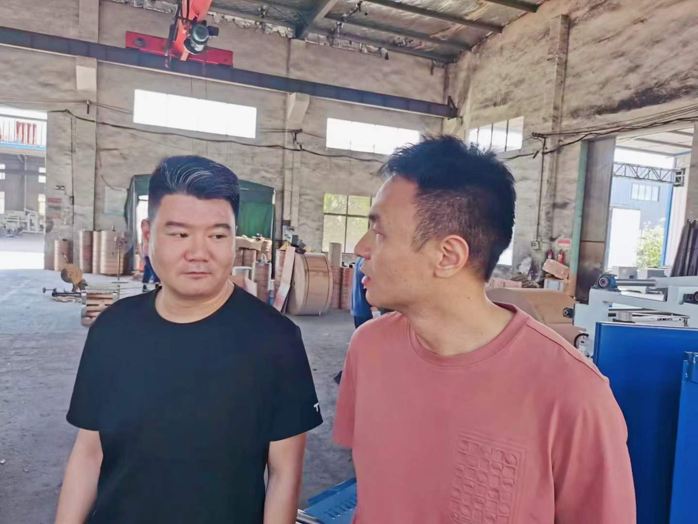 熱烈歡迎西工大趙盼博士后、教授帶領(lǐng)科研團(tuán)隊(duì)到上高縣雙新紙桶設(shè)備有限公司考察，雙方就全自動(dòng)鐵箍紙桶設(shè)備流水線(xiàn)的研發(fā)達(dá)成了初步的意向。